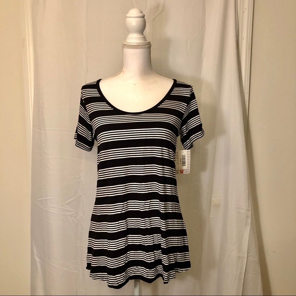 LuLaRoe S Classic Tee - stretchy material
